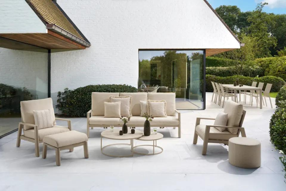 Terrasse estivale avec salon lounge Cirello en blanc de Bristol à la carte d’Exterioo meubles de jardin