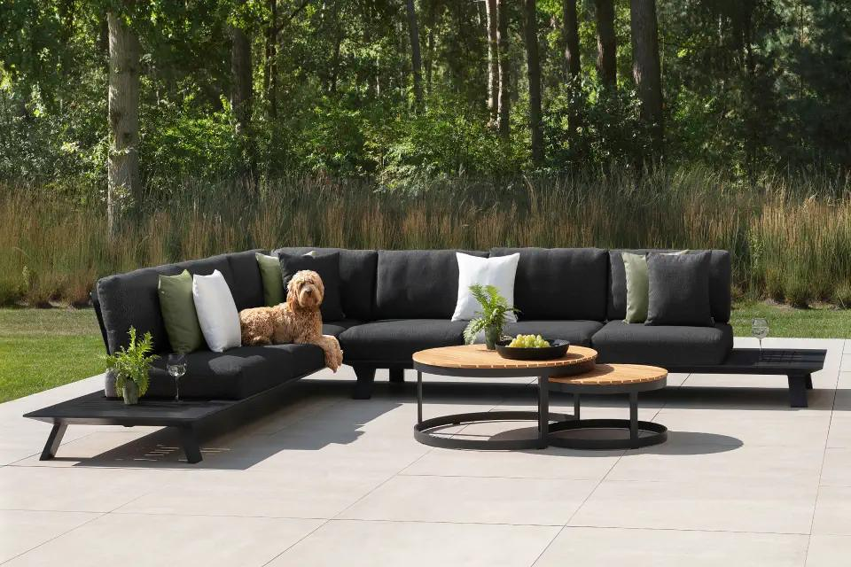 Zomers terras met zwarte Cesano Loungestoel van Bristol à la carte door Exterioo tuinmeubelen