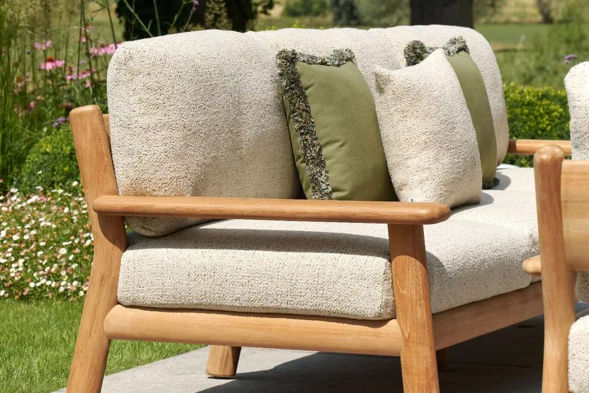 Terrasse estivale avec fauteuil lounge Amaro de Bristol à la carte d’Exterioo meubles de jardin