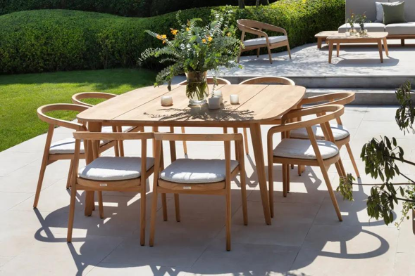 Zomers terras met Lacrima tafel en stoelen in teak van Bristol à la carte door Exterioo tuinmeubelen