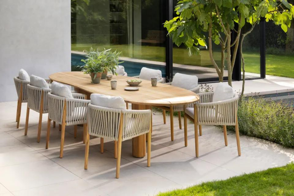 Terrasse estivale avec ensemble de table de jardin Organo de Bristol à la carte d’Exterioo meubles de jardin