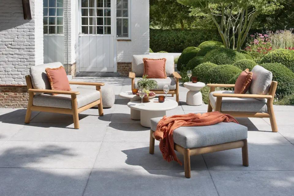 Terrasse estivale avec salon lounge Amaro de Bristol à la carte d’Exterioo meubles de jardin