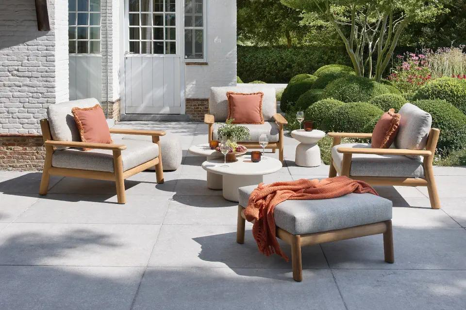 Zomers terras met Amaro loungeset van Bristol à la carte van Exterioo tuinmeubelen