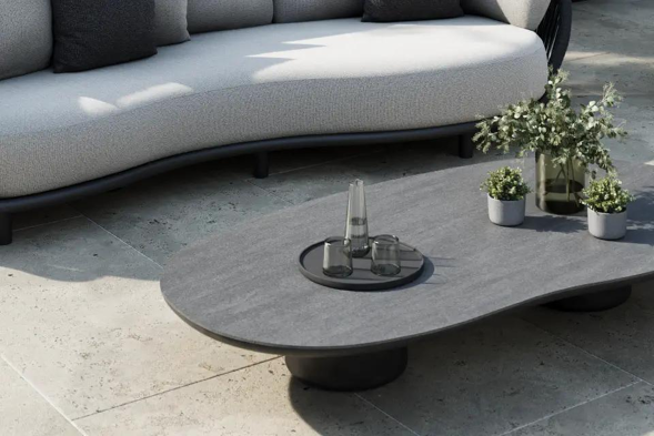 Terrasse estivale avec ensemble de table de jardin Amico de Bristol à la carte d’Exterioo meubles de jardin