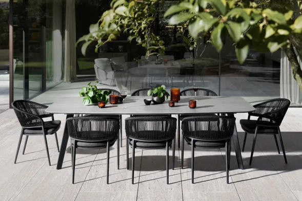 Terrasse estivale avec table Lacrima en aluminium noir de Bristol à la carte d’Exterioo meubles de jardin