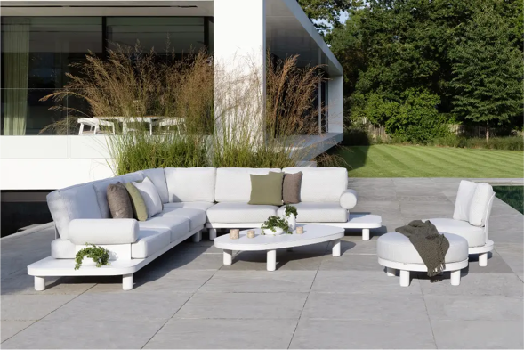 Zomers terras met Donato loungeset van Bristol à la carte door Exterioo tuinmeubelen