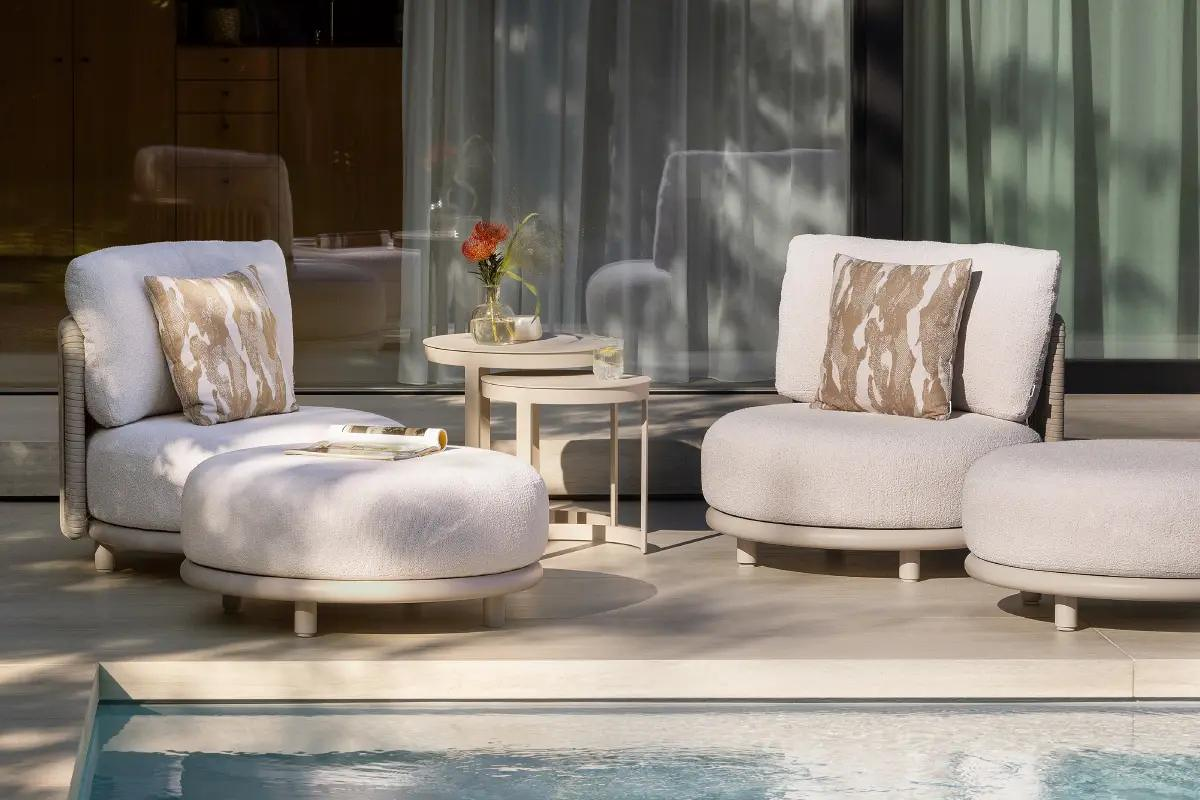 Zomers terras met Lomano loungestoelen van Bristol à la carte door Exterioo tuinmeubelen
