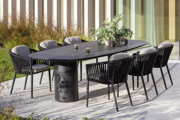 Terrasse estivale avec ensemble de table de jardin Amico de Bristol à la carte d’Exterioo meubles de jardin