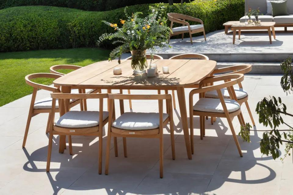 Terrasse estivale avec table et chaises en teak de Bristol à la carte d’Exterioo meubles de jardin
