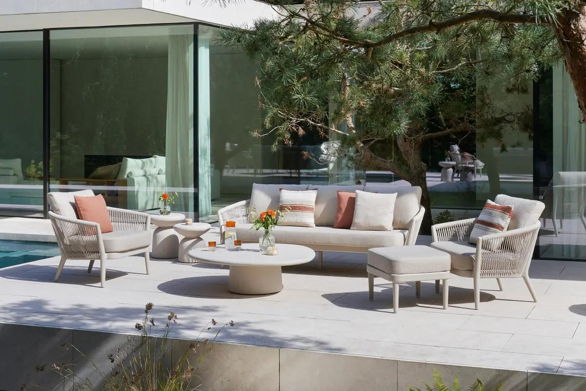 Zomers terras met Orso loungeset van Bristol à la carte door Exterioo tuinmeubelen