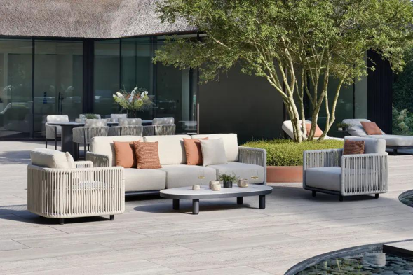 Terrasse estivale avec salon lounge Organo de Bristol à la carte d’Exterioo meubles de jardin
