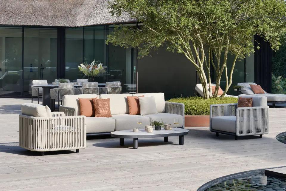Zomers terras met Organo loungeset van Bristol à la carte van Exterioo tuinmeubelen