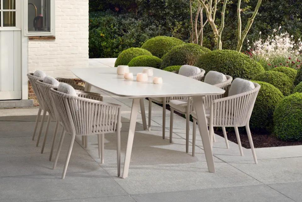 Terrasse estivale avec table Lacrima en aluminium de Bristol à la carte d’Exterioo meubles de jardin