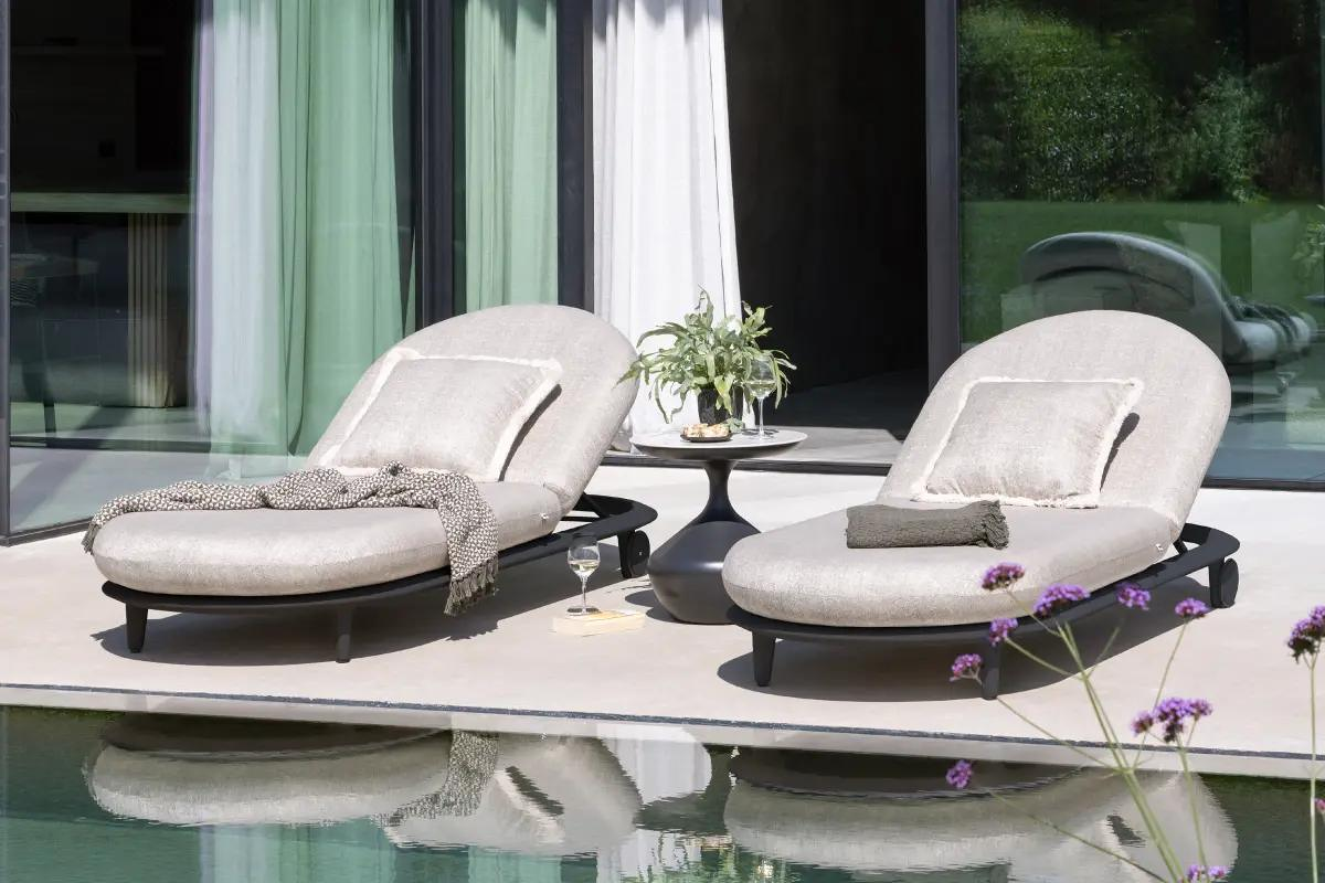 Zomers terras met Vadelo ligbedden van Bristol à la carte door Exterioo tuinmeubelen