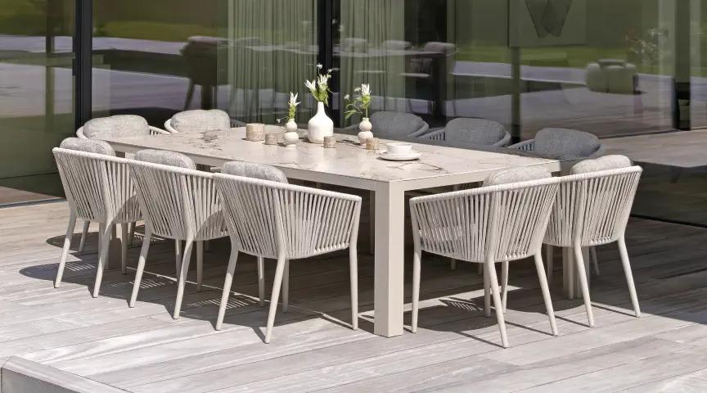 Terrasse estivale avec ensemble de table de jardin Verato de Bristol à la carte d’Exterioo meubles de jardin