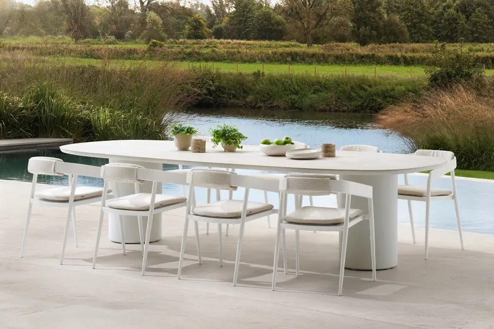 Zomers terras met Amico tuintafelset van Bristol à la carte door Exterioo tuinmeubelen