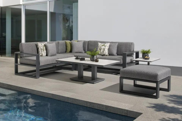 Zomers terras met zwarte Verato loungeset van Bristol à la carte door Exterioo tuinmeubelen