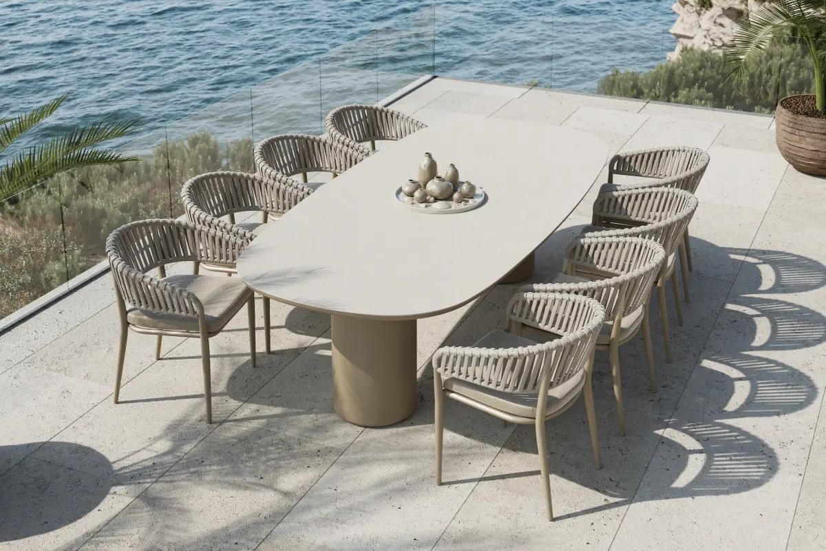 Zomers terras met Amico tuintafel van Bristol à la carte door Exterioo tuinmeubelen