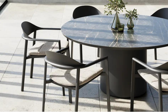 Terrasse estivale avec ensemble de table de jardin Amico de Bristol à la carte d’Exterioo meubles de jardin