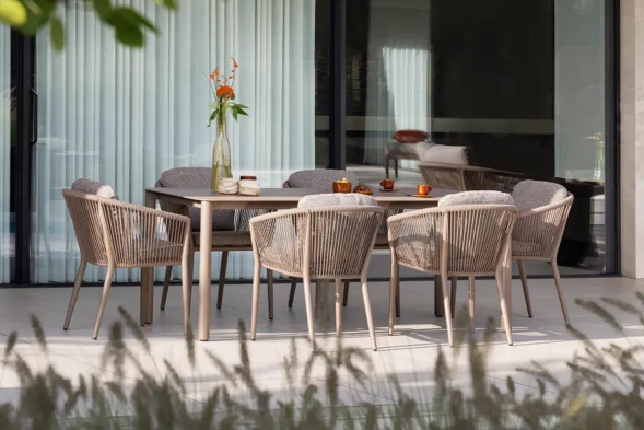 Terrasse estivale avec deux fauteuils de jardin et table d'appoint en vert de Bristol à la carte d’Exterioo meubles de jardin