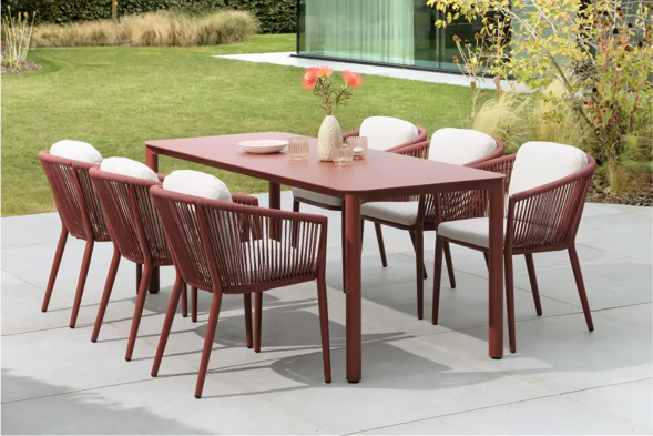 Zomers terras met ruby Orso tafel van Bristol à la carte door Exterioo tuinmeubelen