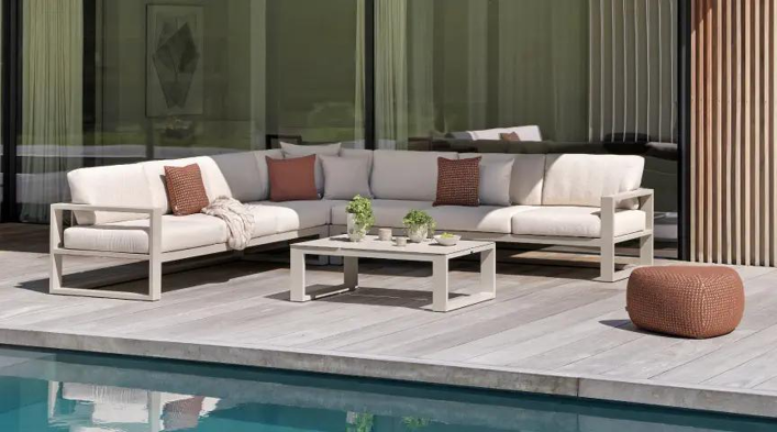 Terrasse estivale avec salon lounge Verato de Bristol à la carte d’Exterioo meubles de jardin