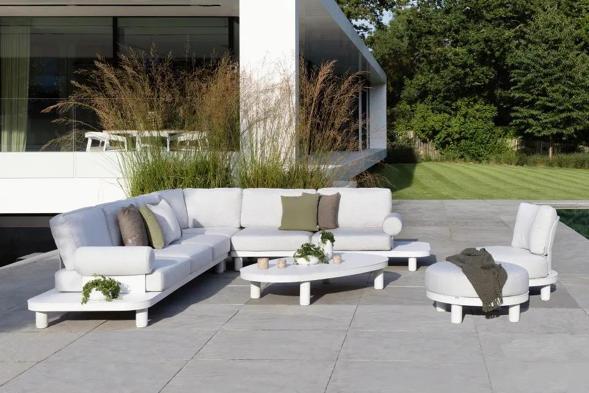 Terrasse estivale avec salon lounge Donato de Bristol à la carte d’Exterioo meubles de jardin