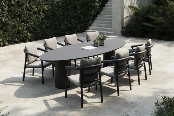 Terrasse estivale avec ensemble de table de jardin Amico de Bristol à la carte d’Exterioo meubles de jardin