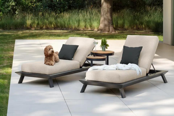 Terrasse estivale avec chaises longues cesano en noir de Bristol à la carte d’Exterioo meubles de jardin