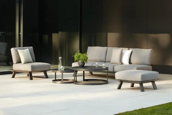 Terrasse estivale avec salon lounge cesano en noir de Bristol à la carte d’Exterioo meubles de jardin