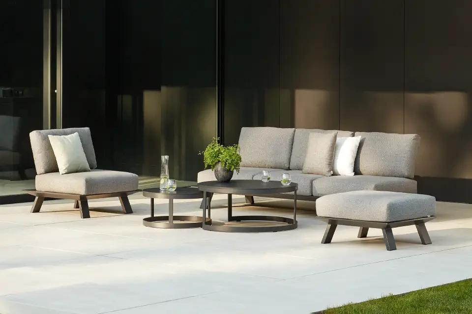 Zomers terras met dark brown Cesano Loungeset van Bristol à la carte door Exterioo tuinmeubelen