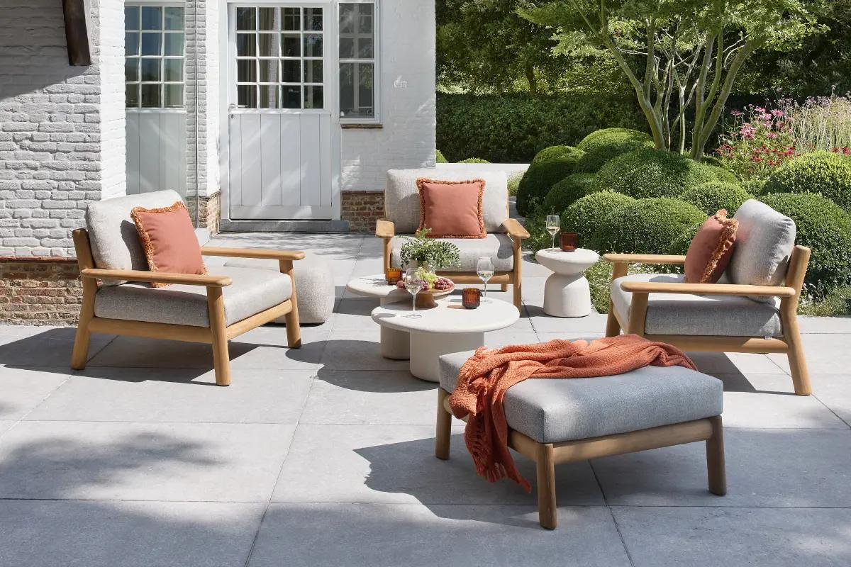 Zomers terras met Amaro loungeset van Bristol à la carte door Exterioo tuinmeubelen