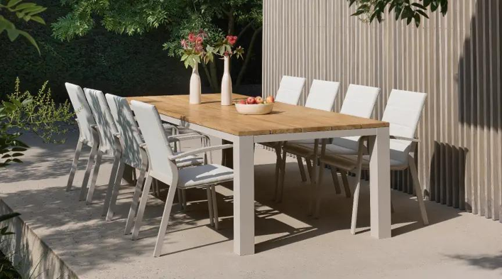 Terrasse estivale avec ensemble de table de jardin Verato de Bristol à la carte d’Exterioo meubles de jardin