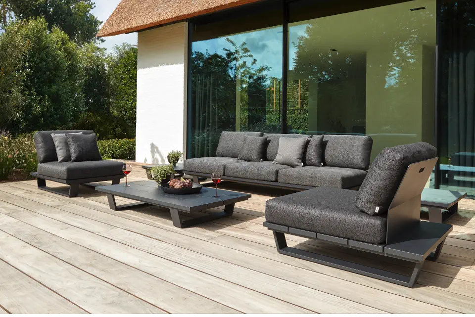 Terras met Pagino loungeset van Bristol à la carte door Exterioo tuinmeubelen 