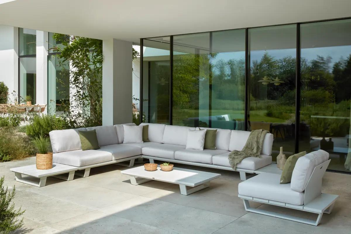Zomers terras met Pagino loungeset van Bristol à la carte door Exterioo tuinmeubelen