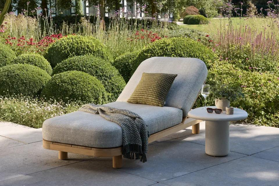 Zomers terras met Donato ligbed van Bristol à la carte van Exterioo tuinmeubelen