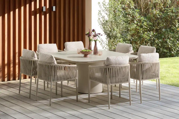 Terrasse estivale avec ensemble de table de jardin Amico de Bristol à la carte d’Exterioo meubles de jardin