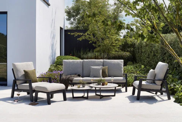 Terrasse estival avec salon lounge Cirello en noir de Bristol à la carte d’Exterioo meubles de jardin