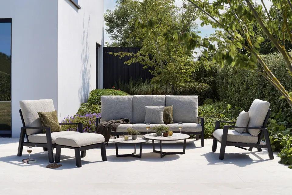 Terras met Cirello loungeset van Bristol à la carte van Exterioo tuinmeubelen 