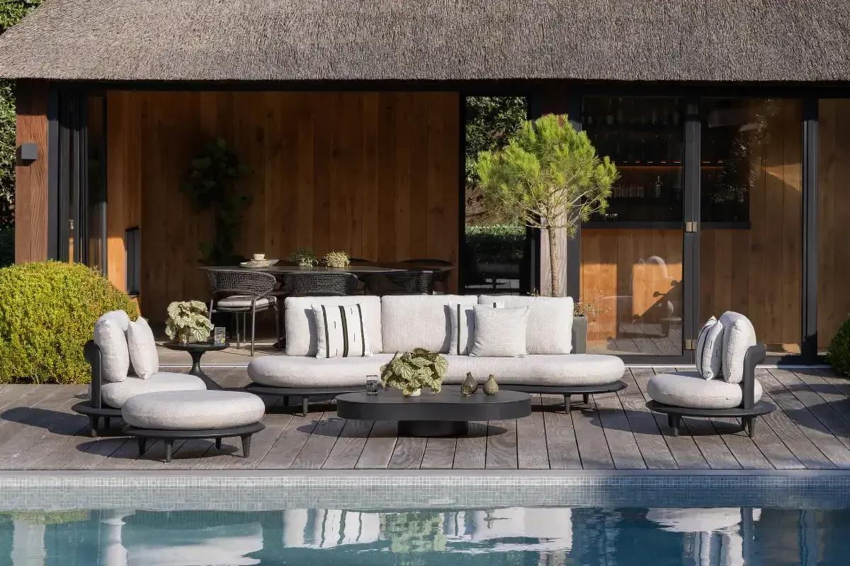 Zomers terras met Bomero loungeset van Bristol à la carte door Exterioo tuinmeubelen