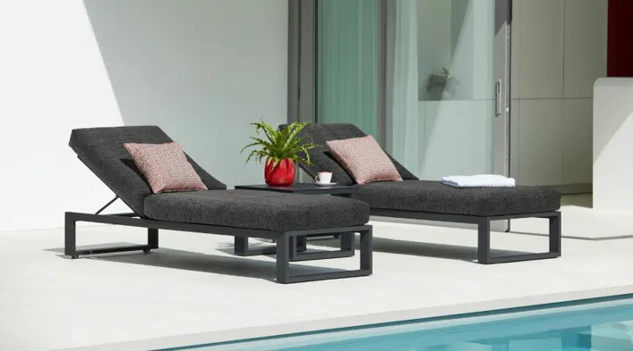 Terrasse estivale avec chaise longue  Verato de Bristol à la carte d’Exterioo meubles de jardin