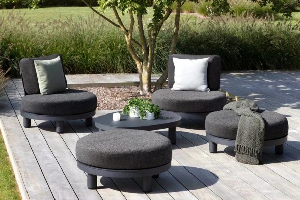 Terrasse estivale avec fauteuils lounge Donato de Bristol à la carte d’Exterioo meubles de jardin