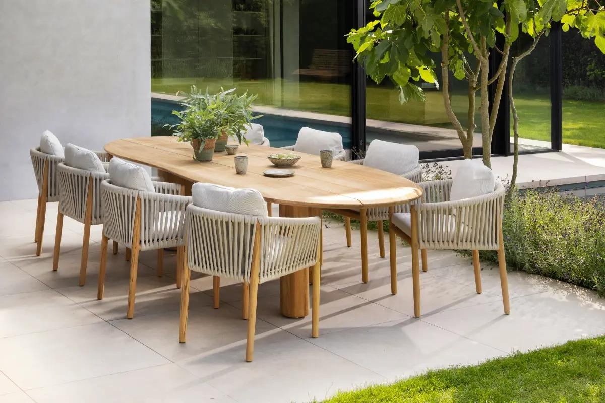 Zomers terras met Organo tuintafelset van Bristol à la carte door Exterioo tuinmeubelen