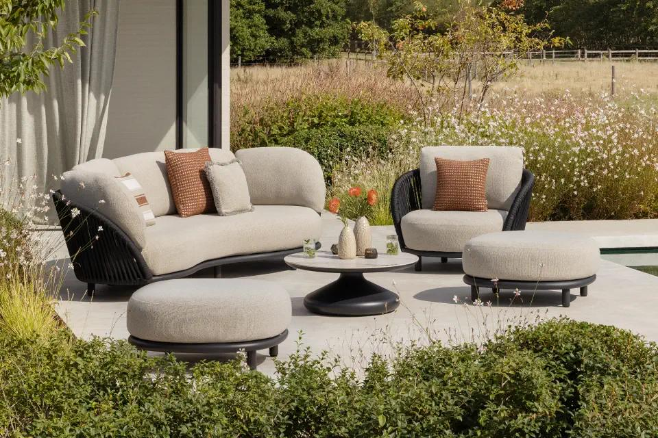 Zomers terras met Lupino loungeset van Bristol à la carte door Exterioo tuinmeubelen