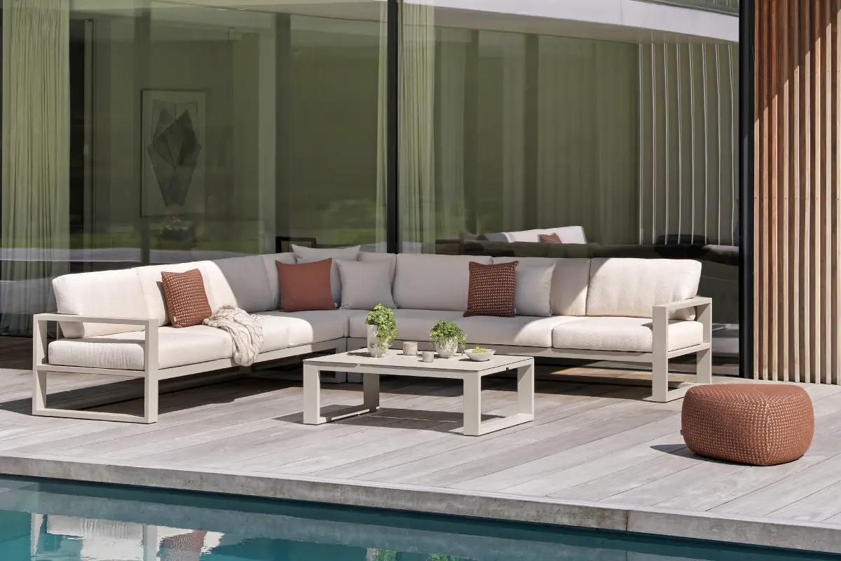 Zomers terras met Verato loungeset van Bristol à la carte door Exterioo tuinmeubelen