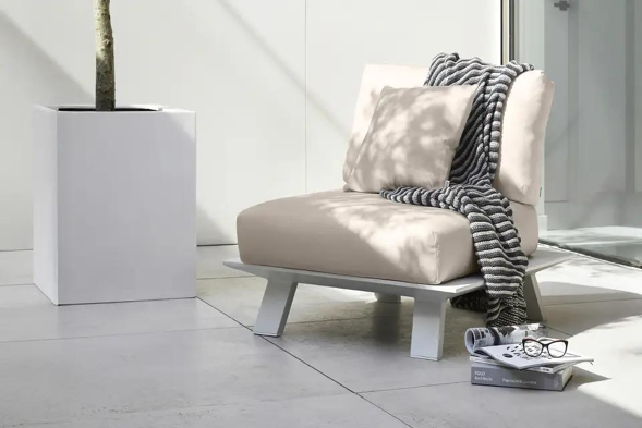 Terrasse estivale avec le fauteuil Cesano blanc de Bristol à la carte d’Exterioo meubles de jardin