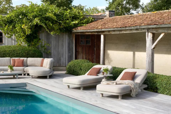 Terrasse estivale avec chaise longue  Donato  de Bristol à la carte d’Exterioo meubles de jardin