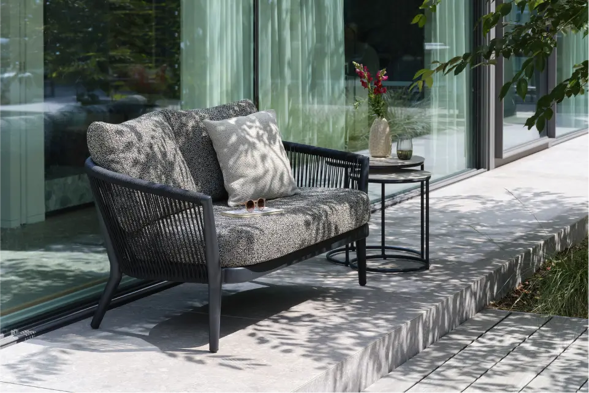 Zomers terras met zwarte Orso bank van Bristol à la carte door Exterioo tuinmeubelen