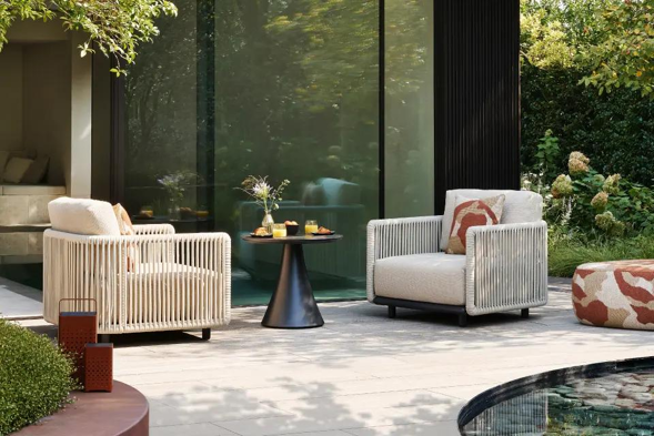 Zomers terras met Organo loungezetel van Bristol à la carte van Exterioo tuinmeubelen