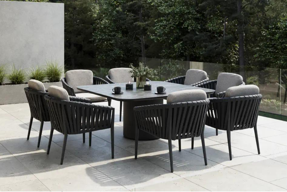 Terrasse estivale avec ensemble de table de jardin Amico de Bristol à la carte d’Exterioo meubles de jardin